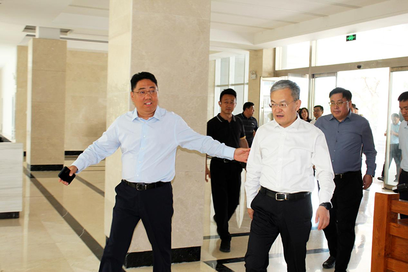 濟南高新區(qū)黨工委副書記、管委會常務(wù)副主任楊福濤來公司調(diào)研